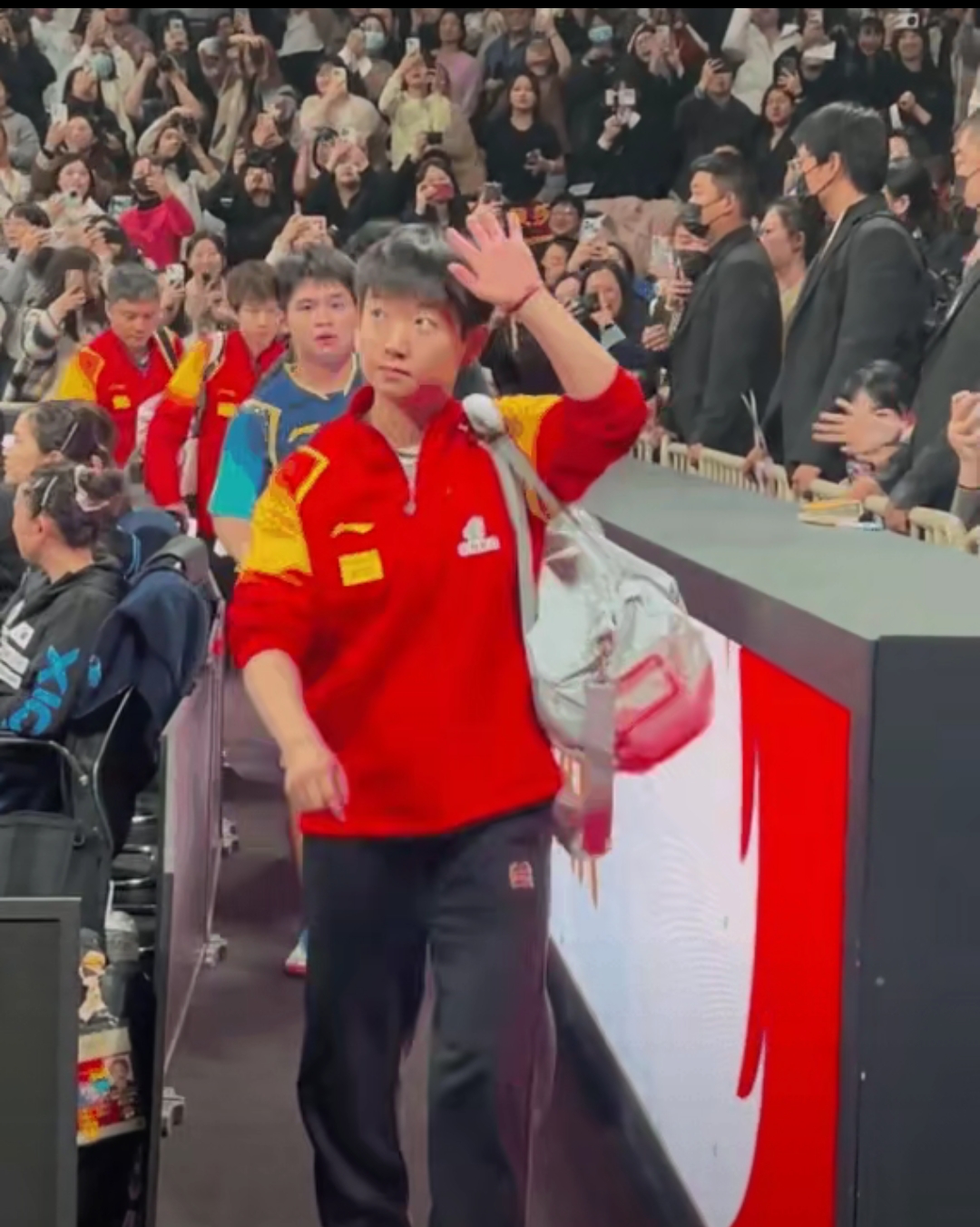 包含赛场斩获瞬间:精彩击球赢得掌声如雷的词条 包含赛场斩获瞬间:精彩击球赢得掌声如雷的词条