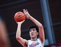 九游APP官网-最精彩瞬间：张伟连续命中两记三分引领反攻！的简单介绍